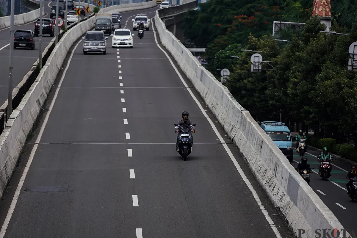 Sejumlah pengendara sepeda motor terlihat nekad menerobos jalur satu arah sehingga mengancam keselamatan saat melintas di Jalan Layang Non Tol (JLNT) Casablanca, Jakarta, Selasa, 11 Februari 2025. (Sumber: Poskoata/ Bilal Nugraha Ginanjar)