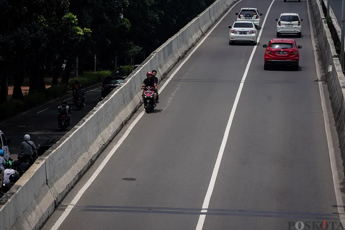 Sejumlah pengendara sepeda motor terlihat nekad menerobos jalur satu arah sehingga mengancam keselamatan saat melintas di Jalan Layang Non Tol (JLNT) Casablanca, Jakarta, Selasa, 11 Februari 2025. (Sumber: Poskoata/ Bilal Nugraha Ginanjar)