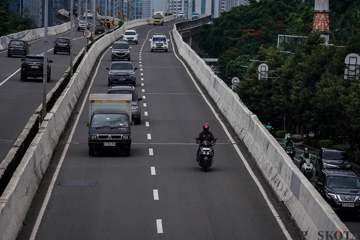 Sejumlah pengendara sepeda motor terlihat nekad menerobos jalur satu arah sehingga mengancam keselamatan saat melintas di Jalan Layang Non Tol (JLNT) Casablanca, Jakarta, Selasa, 11 Februari 2025. (Sumber: Poskoata/ Bilal Nugraha Ginanjar)