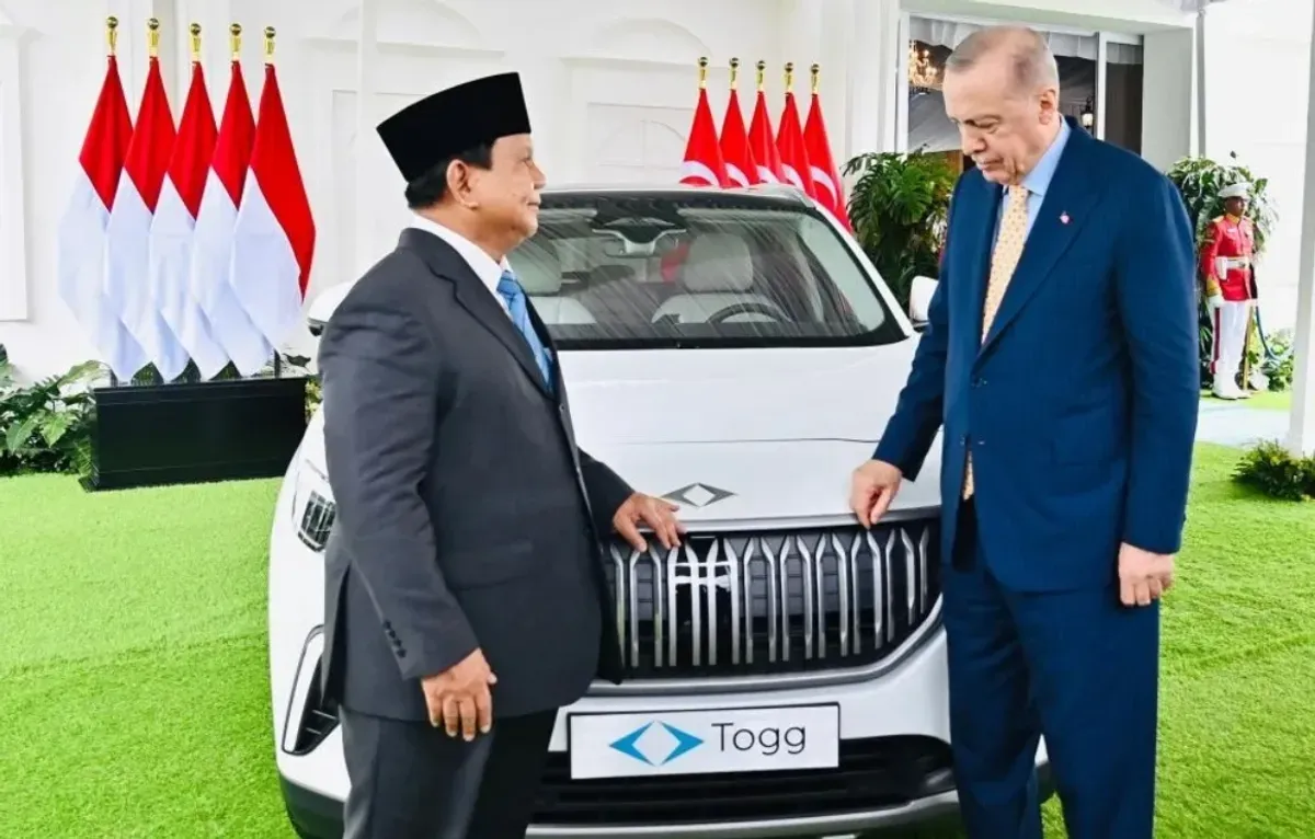 Sebagai simbol persahabatan selama 75 tahun antara Turki dengan Indonesia, Presiden Erdogan menyerahkan mobil listrik buatan Turki Togg T10X kepada Presiden Prabowo. (Sumber: Dok Biro Pers Sekretariat Presiden)