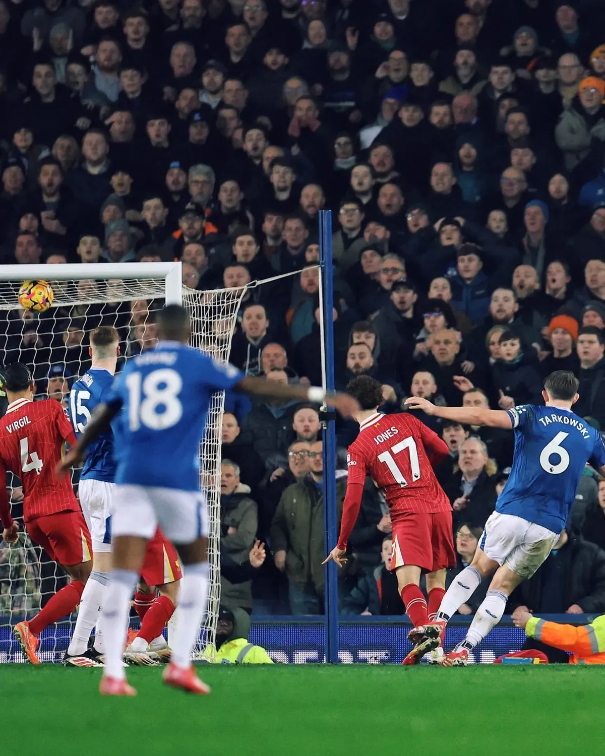 Situasi menit-menit akhir pertandingan antara Everton vs Liverpool, Kamis 13 Februari 2025. (Sumber: IG: @versus)