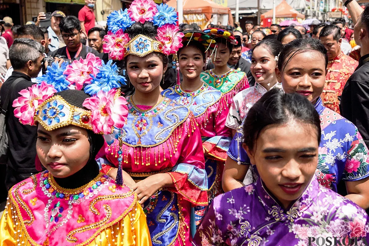 Kerumunan warga memadati jalan saat menyaksikan pawai perayaan Cap Go Meh di Kawasan Pancoran China Town, Glodok, Jakarta Barat, Rabu, 12 Februari 2025. (Sumber: Poskoata/ Bilal Nugraha Ginanjar)