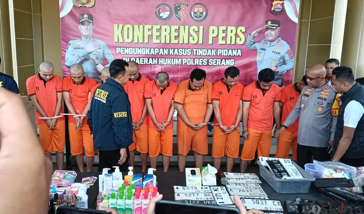 10 bandit jalanan pelaku kejahatan hasil penangkapan Satreskrim Polres Serang dikumpulkan di Mapolres Serang. (Sumber: Poskota/Rahmat Haryono)