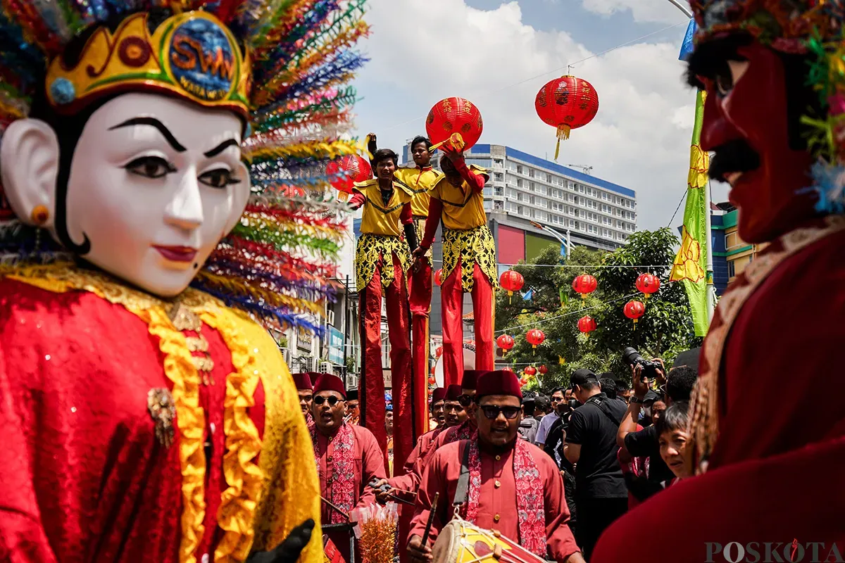 Kerumunan warga memadati jalan saat menyaksikan pawai perayaan Cap Go Meh di Kawasan Pancoran China Town, Glodok, Jakarta Barat, Rabu, 12 Februari 2025. (Sumber: Poskoata/ Bilal Nugraha Ginanjar)