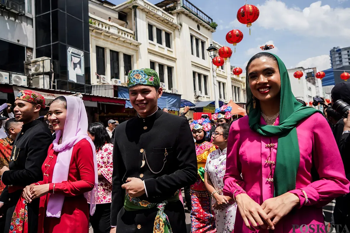 Kerumunan warga memadati jalan saat menyaksikan pawai perayaan Cap Go Meh di Kawasan Pancoran China Town, Glodok, Jakarta Barat, Rabu, 12 Februari 2025. (Sumber: Poskoata/ Bilal Nugraha Ginanjar)