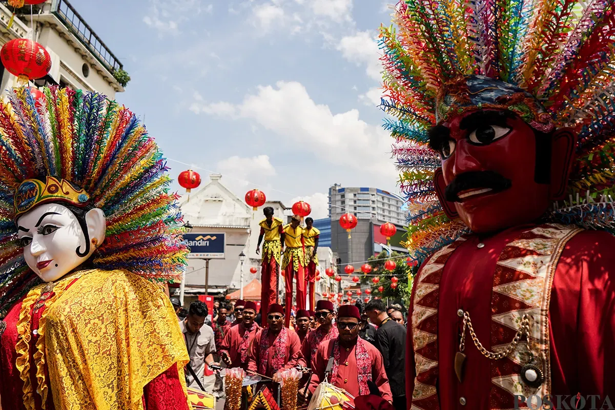 Kerumunan warga memadati jalan saat menyaksikan pawai perayaan Cap Go Meh di Kawasan Pancoran China Town, Glodok, Jakarta Barat, Rabu, 12 Februari 2025. (Sumber: Poskoata/ Bilal Nugraha Ginanjar)