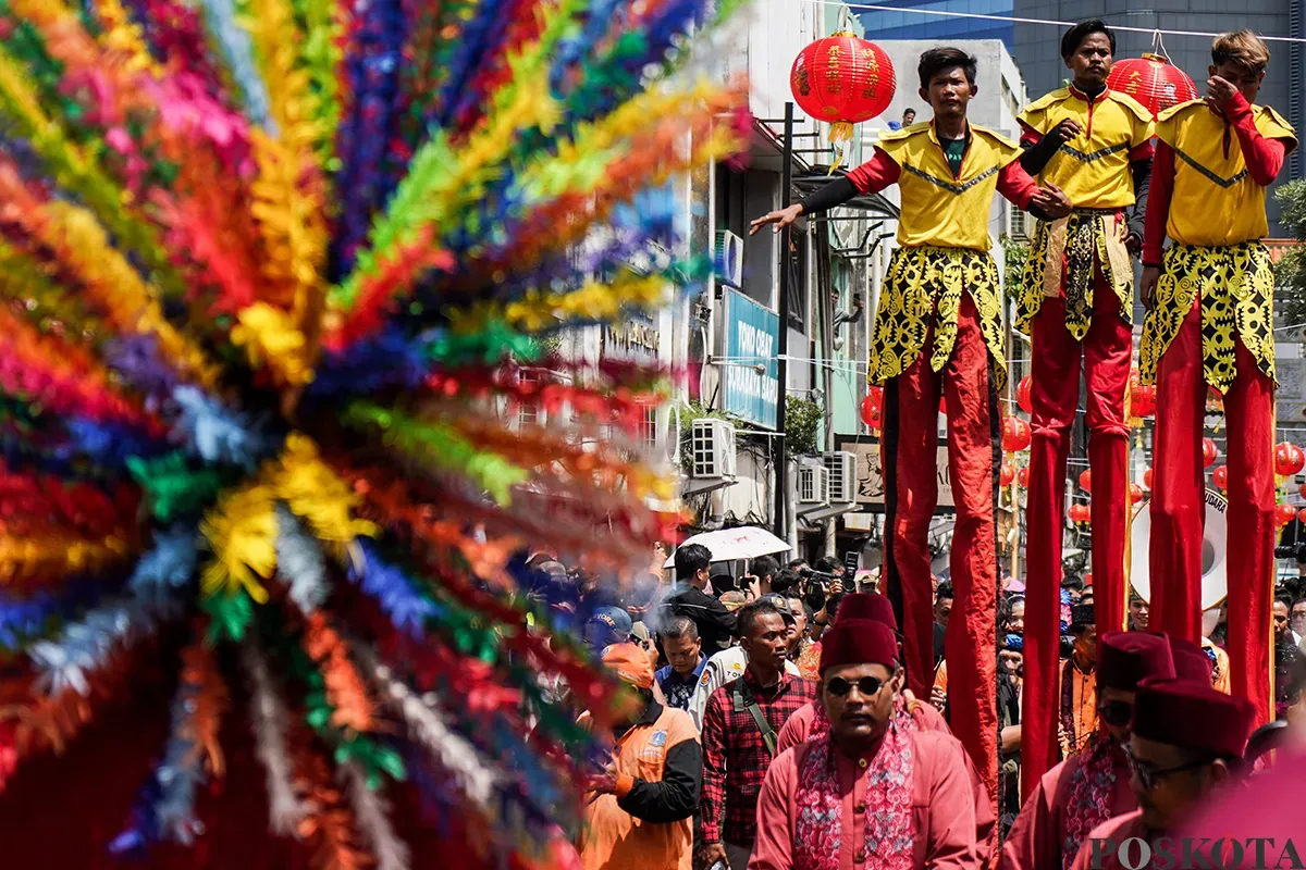 Kerumunan warga memadati jalan saat menyaksikan pawai perayaan Cap Go Meh di Kawasan Pancoran China Town, Glodok, Jakarta Barat, Rabu, 12 Februari 2025. (Sumber: Poskoata/ Bilal Nugraha Ginanjar)