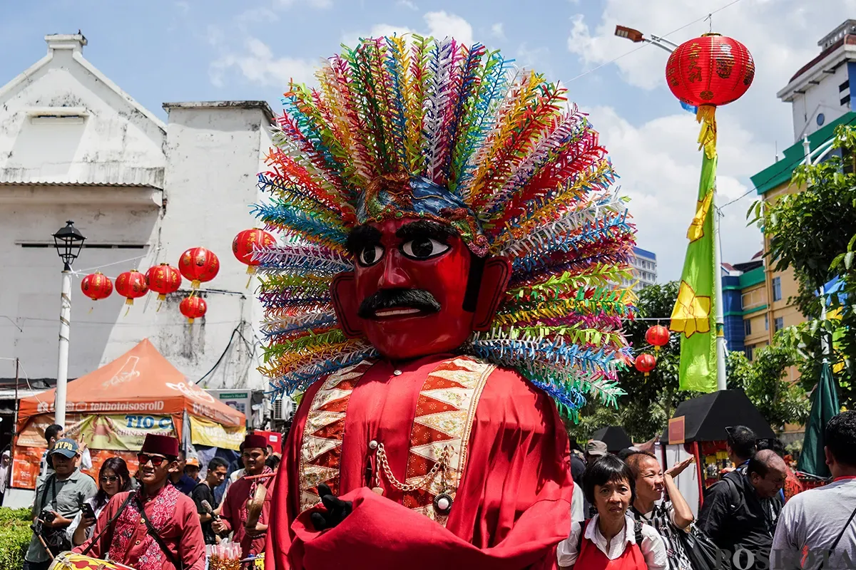 Kerumunan warga memadati jalan saat menyaksikan pawai perayaan Cap Go Meh di Kawasan Pancoran China Town, Glodok, Jakarta Barat, Rabu, 12 Februari 2025. (Sumber: Poskoata/ Bilal Nugraha Ginanjar)