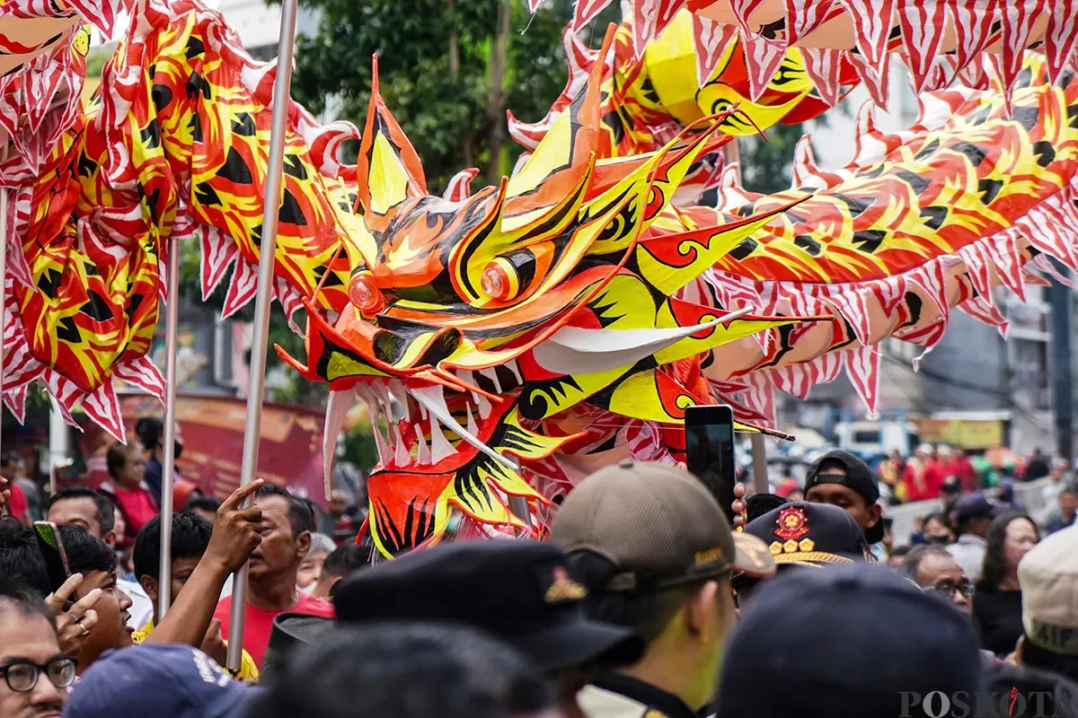 Kerumunan warga memadati jalan saat menyaksikan pawai perayaan Cap Go Meh di Kawasan Pancoran China Town, Glodok, Jakarta Barat, Rabu, 12 Februari 2025. (Sumber: Poskoata/ Bilal Nugraha Ginanjar)