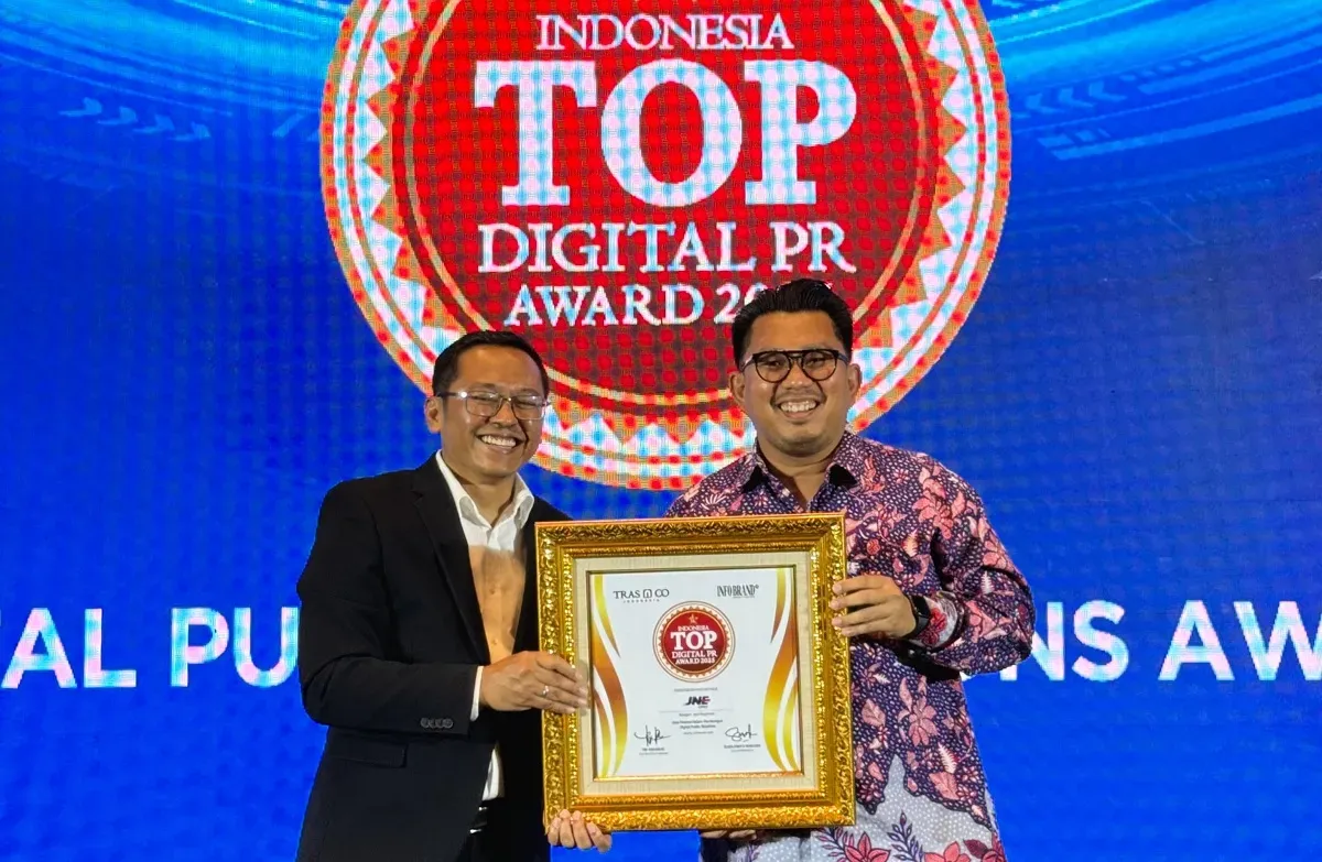 Media Communication Head Dept JNE, Kurnia Nugraha menerima penghargaan Indonesia TOP Digital PR Award 2025, yang diserahkan Tri Raharjo selaku CEO TRAS N CO Indonesia & Chairman Indonesia Brand Community. (Sumber: Dok. JNE)