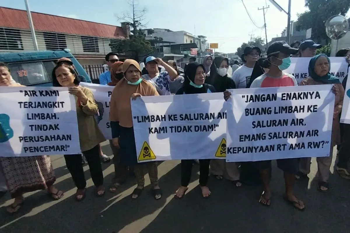 Puluhan warga menggeruduk pabrik di Jalan Tole Iskandar, Sukmajaya, Kota Depok, Rabu, 12 Februari 2025. (Sumber: Dok. Warga)