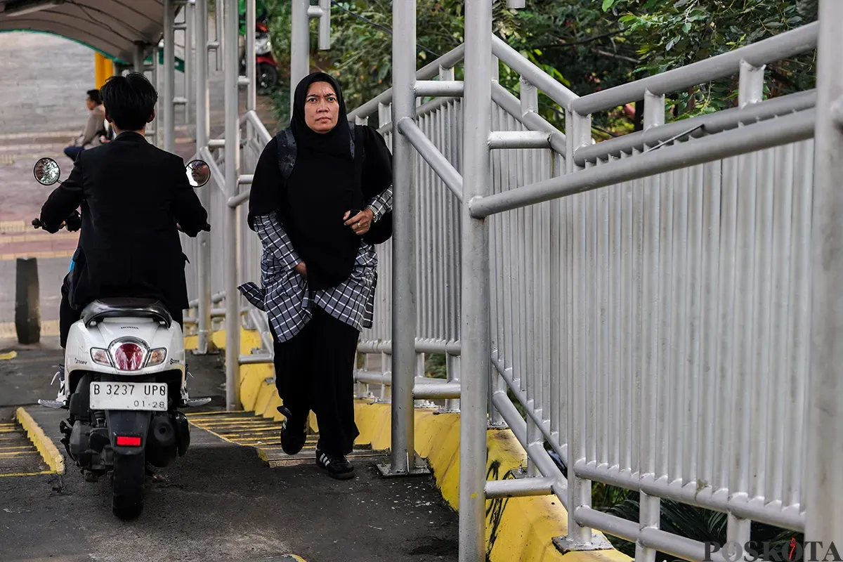 Pengendara sepeda motor melintas di Jembatan Penyebrangan Orang (JPO), di Jalan Yos Sudarso, Koja, Jakarta Utara, Selasa, 11 Februari 2025. (Sumber: Poskoata/ Bilal Nugraha Ginanjar)