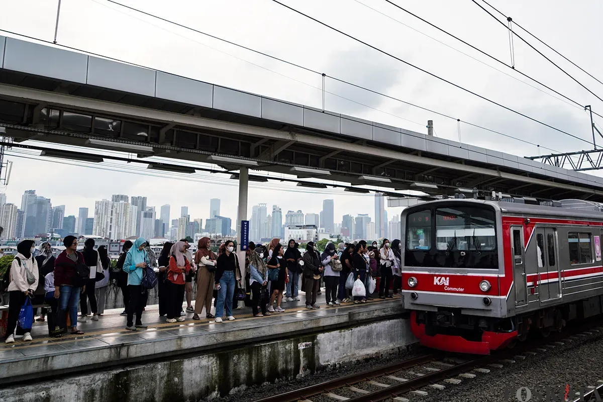 Sejumlah penumpang commuter line menunggu kedatangan kereta di peron 9,10,11 dan 12, Stasiun Manggarai, Jakarta, Senin, 10 Februari 2025. (Sumber: Poskoata/ Bilal Nugraha Ginanjar)