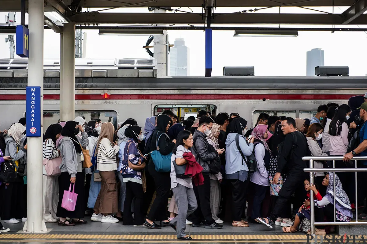 Sejumlah penumpang commuter line menunggu kedatangan kereta di peron 9,10,11 dan 12, Stasiun Manggarai, Jakarta, Senin, 10 Februari 2025. (Sumber: Poskoata/ Bilal Nugraha Ginanjar)