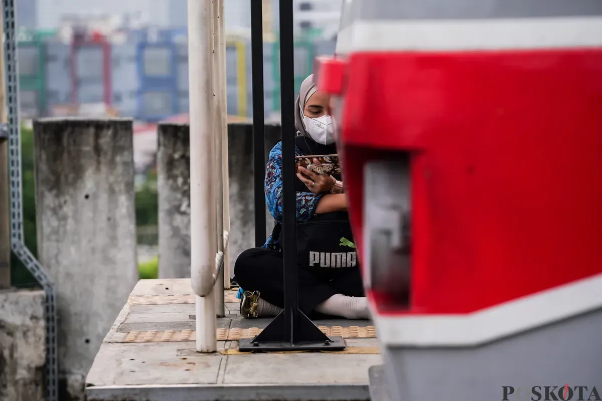 Sejumlah penumpang commuter line menunggu kedatangan kereta di peron 9,10,11 dan 12, Stasiun Manggarai, Jakarta, Senin, 10 Februari 2025. (Sumber: Poskoata/ Bilal Nugraha Ginanjar)