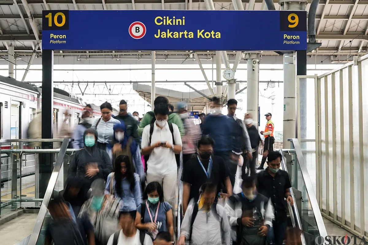 Sejumlah penumpang commuter line menunggu kedatangan kereta di peron 9,10,11 dan 12, Stasiun Manggarai, Jakarta, Senin, 10 Februari 2025. (Sumber: Poskoata/ Bilal Nugraha Ginanjar)