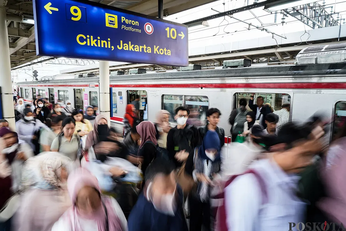 Sejumlah penumpang commuter line menunggu kedatangan kereta di peron 9,10,11 dan 12, Stasiun Manggarai, Jakarta, Senin, 10 Februari 2025. (Sumber: Poskoata/ Bilal Nugraha Ginanjar)