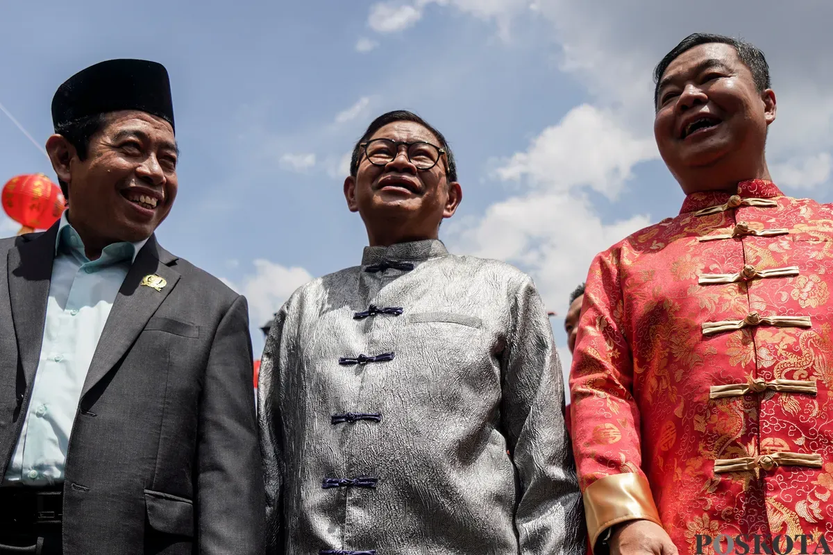 Kerumunan warga memadati jalan saat menyaksikan pawai perayaan Cap Go Meh di Kawasan Pancoran China Town, Glodok, Jakarta Barat, Rabu, 12 Februari 2025. (Sumber: Poskoata/ Bilal Nugraha Ginanjar)