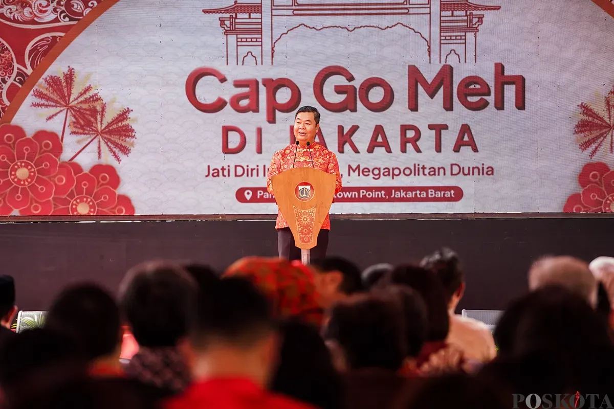 Kerumunan warga memadati jalan saat menyaksikan pawai perayaan Cap Go Meh di Kawasan Pancoran China Town, Glodok, Jakarta Barat, Rabu, 12 Februari 2025. (Sumber: Poskoata/ Bilal Nugraha Ginanjar)