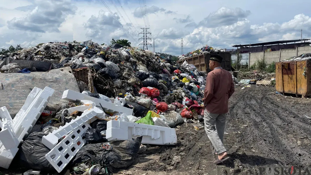 Timbulan sampah di UPT Padalarang, Kabupaten Bandung Barat (KBB). (Sumber: Poskota/Gatot Poedji Utomo)