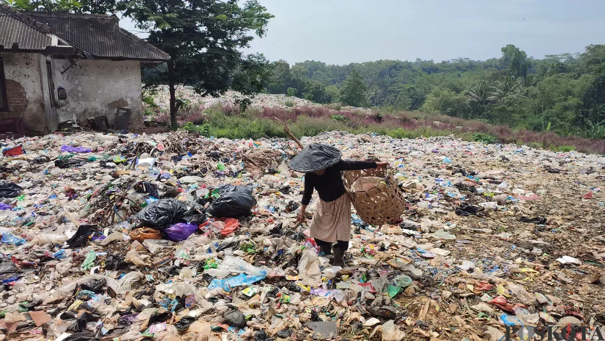 Salah seorang pemulung saat mencari rongsokan di TPA Bojongcanar di Kampung Lame Luhur, Desa Karyautama, Kecamatan Cikedal, Kabupaten Pandeglang. (Sumber: Poskota/Samsul Fatoni)