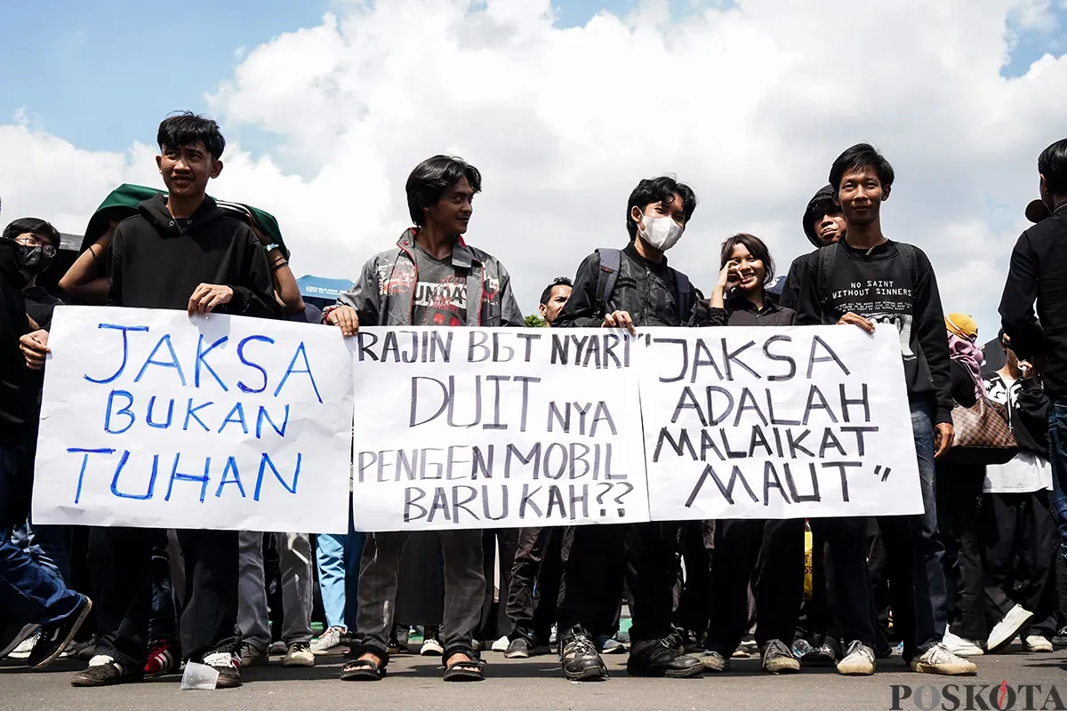 Massa aksi yang tergabung dalam Gerakan Rakyat Indonesia menggelar unjuk rasa di depan Gedung Parlemen DPR RI, Jakarta, Kamis, 13 Februari 2025. (Sumber: Poskoata/ Bilal Nugraha Ginanjar)