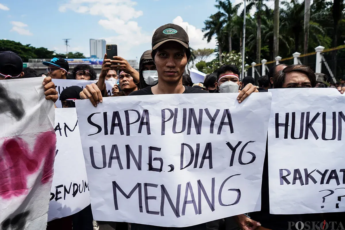 Massa aksi yang tergabung dalam Gerakan Rakyat Indonesia menggelar unjuk rasa di depan Gedung Parlemen DPR RI, Jakarta, Kamis, 13 Februari 2025. (Sumber: Poskoata/ Bilal Nugraha Ginanjar)