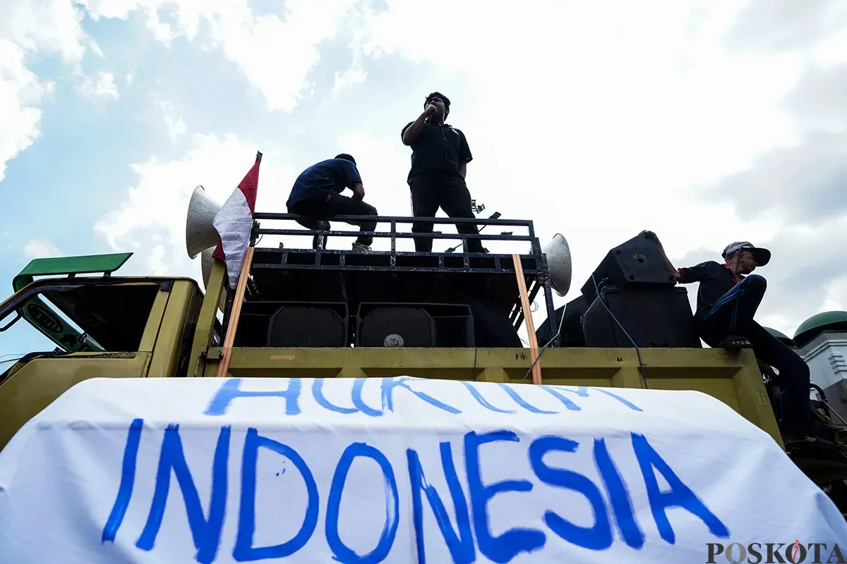 Massa aksi yang tergabung dalam Gerakan Rakyat Indonesia menggelar unjuk rasa di depan Gedung Parlemen DPR RI, Jakarta, Kamis, 13 Februari 2025. (Sumber: Poskoata/ Bilal Nugraha Ginanjar)