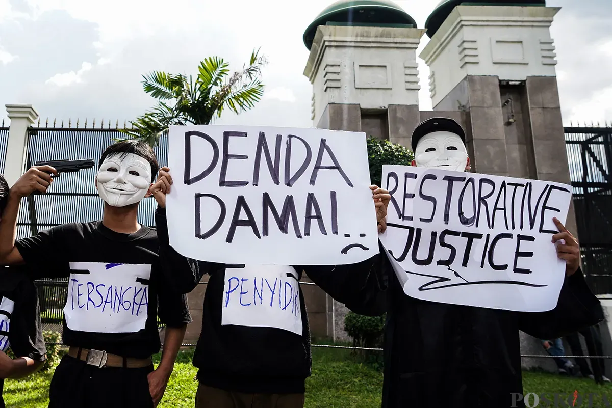 Massa aksi yang tergabung dalam Gerakan Rakyat Indonesia menggelar unjuk rasa di depan Gedung Parlemen DPR RI, Jakarta, Kamis, 13 Februari 2025. (Sumber: Poskoata/ Bilal Nugraha Ginanjar)