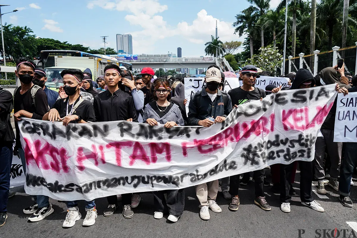 Massa aksi yang tergabung dalam Gerakan Rakyat Indonesia menggelar unjuk rasa di depan Gedung Parlemen DPR RI, Jakarta, Kamis, 13 Februari 2025. (Sumber: Poskoata/ Bilal Nugraha Ginanjar)