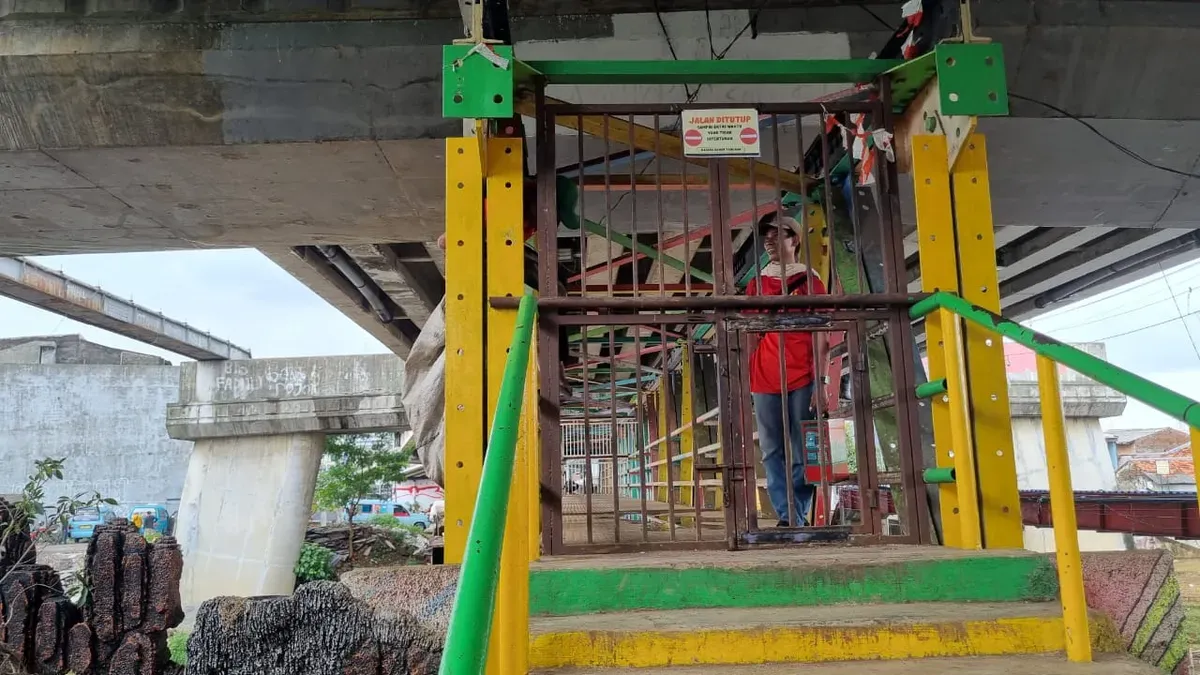 JPO antara Jalan Rawa Jati, Jakarta Selatan, ke Cililitan Kramat Jati, Jakarta Timur, yang ditutup karena kerap jadi lokasi tawuran. (Sumber: Poskota/Pandi Ramedhan)