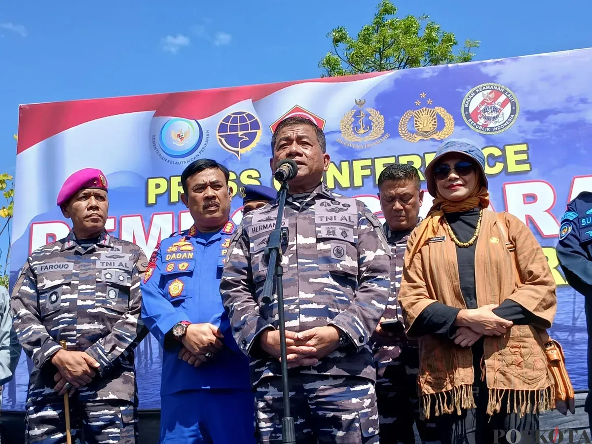 Aspotmar Kasal Mayjen TNI (Mar) Hermanto memastikan pembongkaran pagar laut di Tanjung Pasir, Tangerang selesai pada Kamis, 13 Februari 2025. (Sumber: Poskota/Veronica Prasetio)