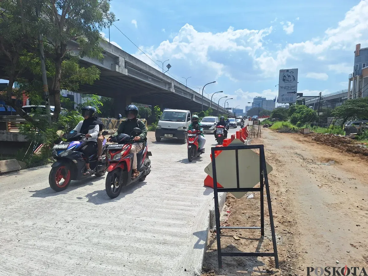 Sejumlah pengendara melintasi jalan yang sempat ambles di Kalimalang, Bekasi Bekasi Selatan, Kota Bekasi, Kamis, 13 Februari 2025. (Sumber: Poskota/Ihsan Fahmi)