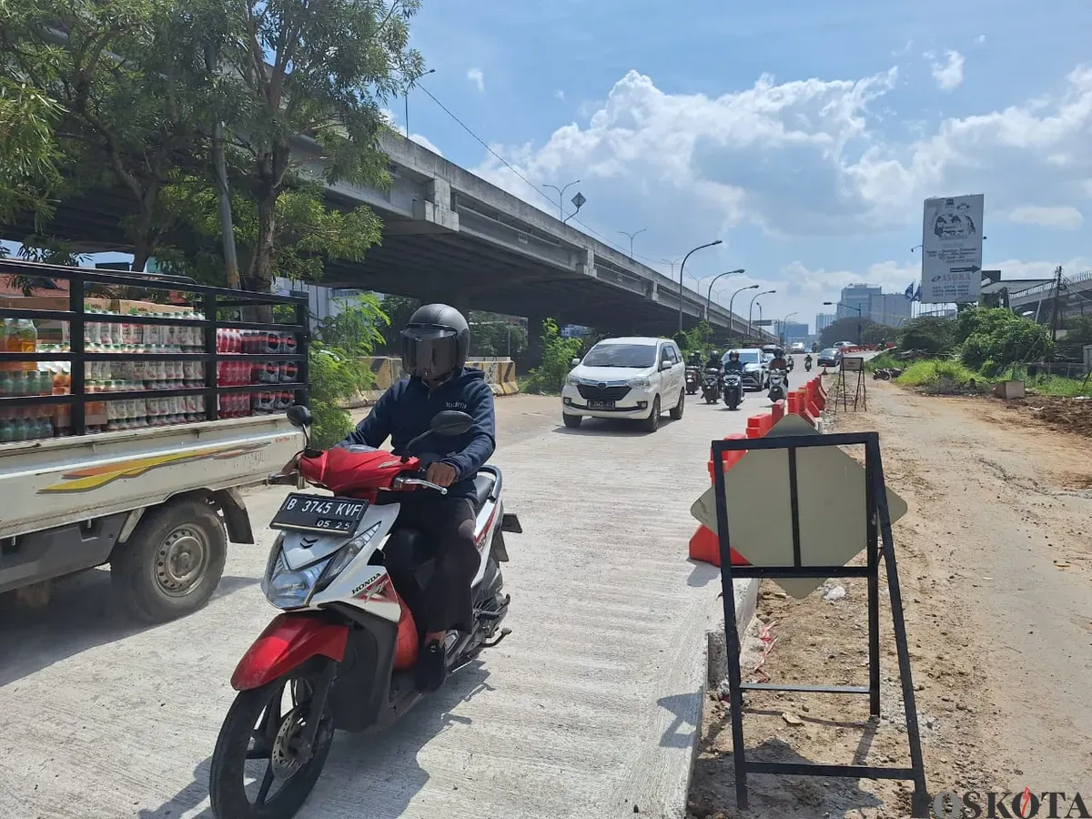 Sejumlah pengendara tampak melintasi Jalan Kh Noer Ali, Kalimalang, Bekasi Selatan, Kota Bekasi. Kamis, 13 Februari 2025. (Sumber: Poskota/Ihsan Fahmi)