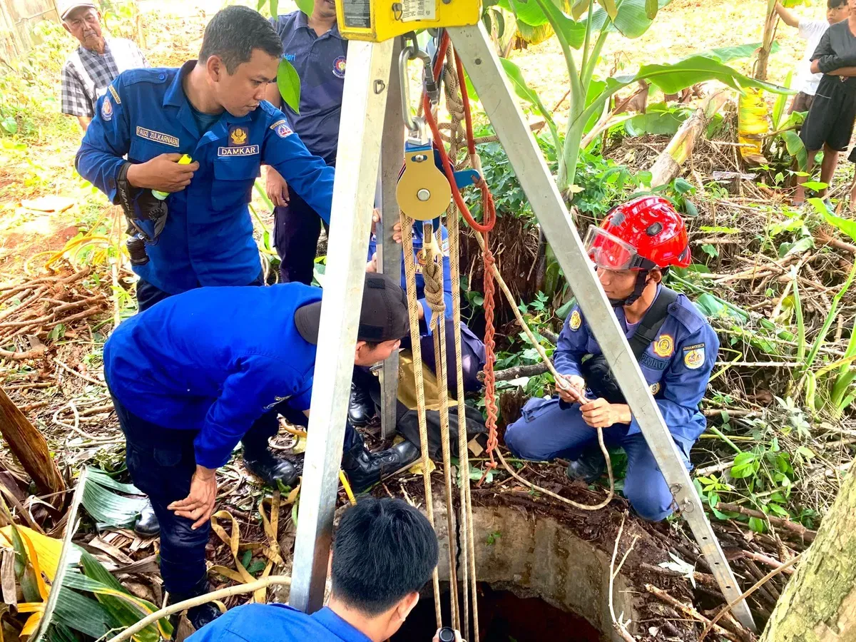 Tim UPT Tapos menyelamatkan korban seorang pria paruh baya yang tercebur ke dalam sumur tua di Tapos, Rabu, 12 Februari 2025. (Sumber: Dok. UPT Damkar Depok)