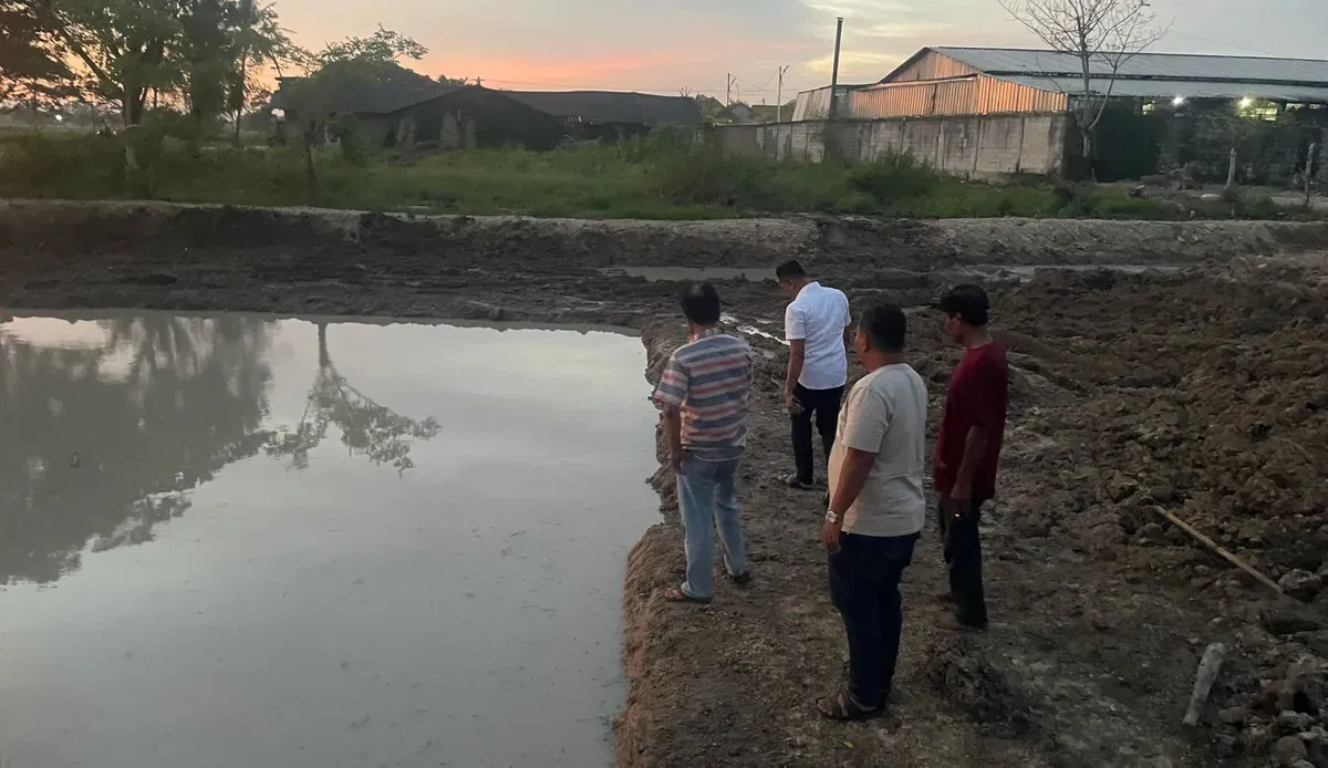 Anggota Polsek Ciruas melakukan olah TKP di lokasi bocah tenggelam di Desa Penggalang, Kecamatan Ciruas, Kabupaten Serang, Banten. (Sumber: Dok. Polsek Ciruas)