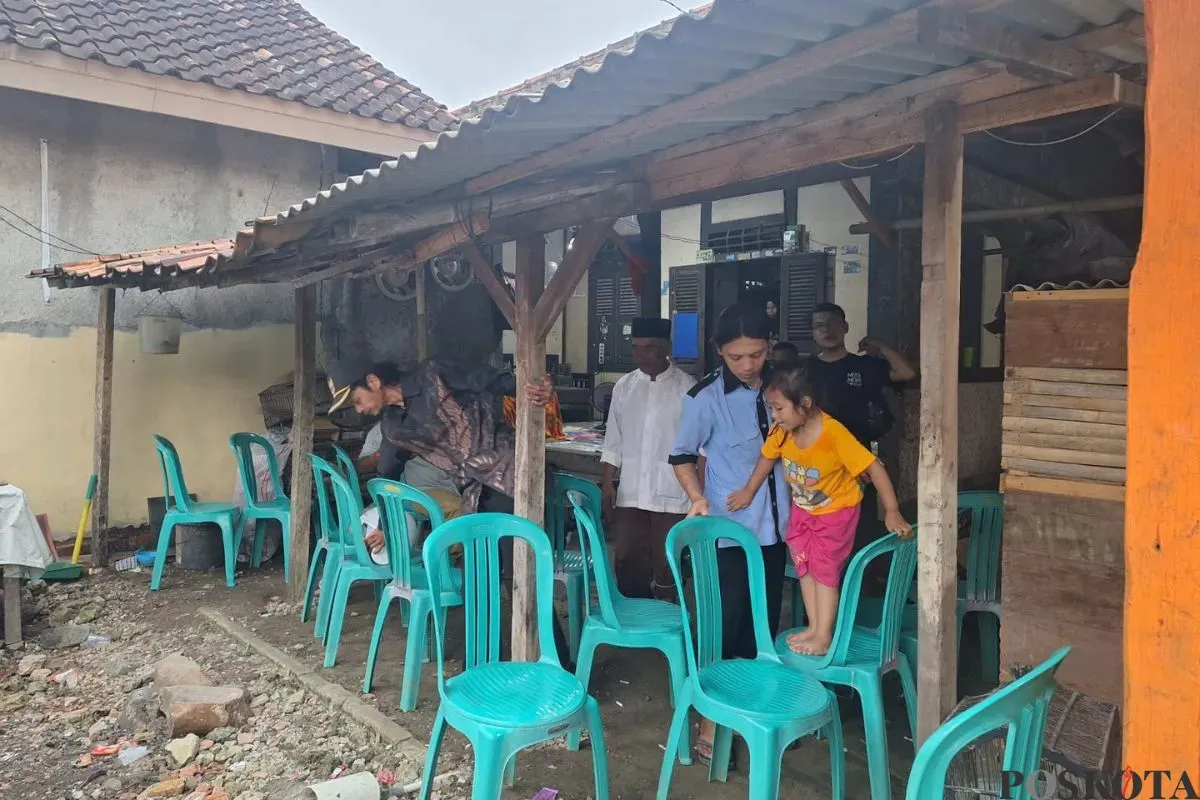 Suasana tahlilan rumah korban di Kampung Mekar Mukti, Cikarang Utara, Kabupaten Bekasi, Kamis, 13 Februari 2025. (Sumber: Poskota/Ihsan Fahmi)