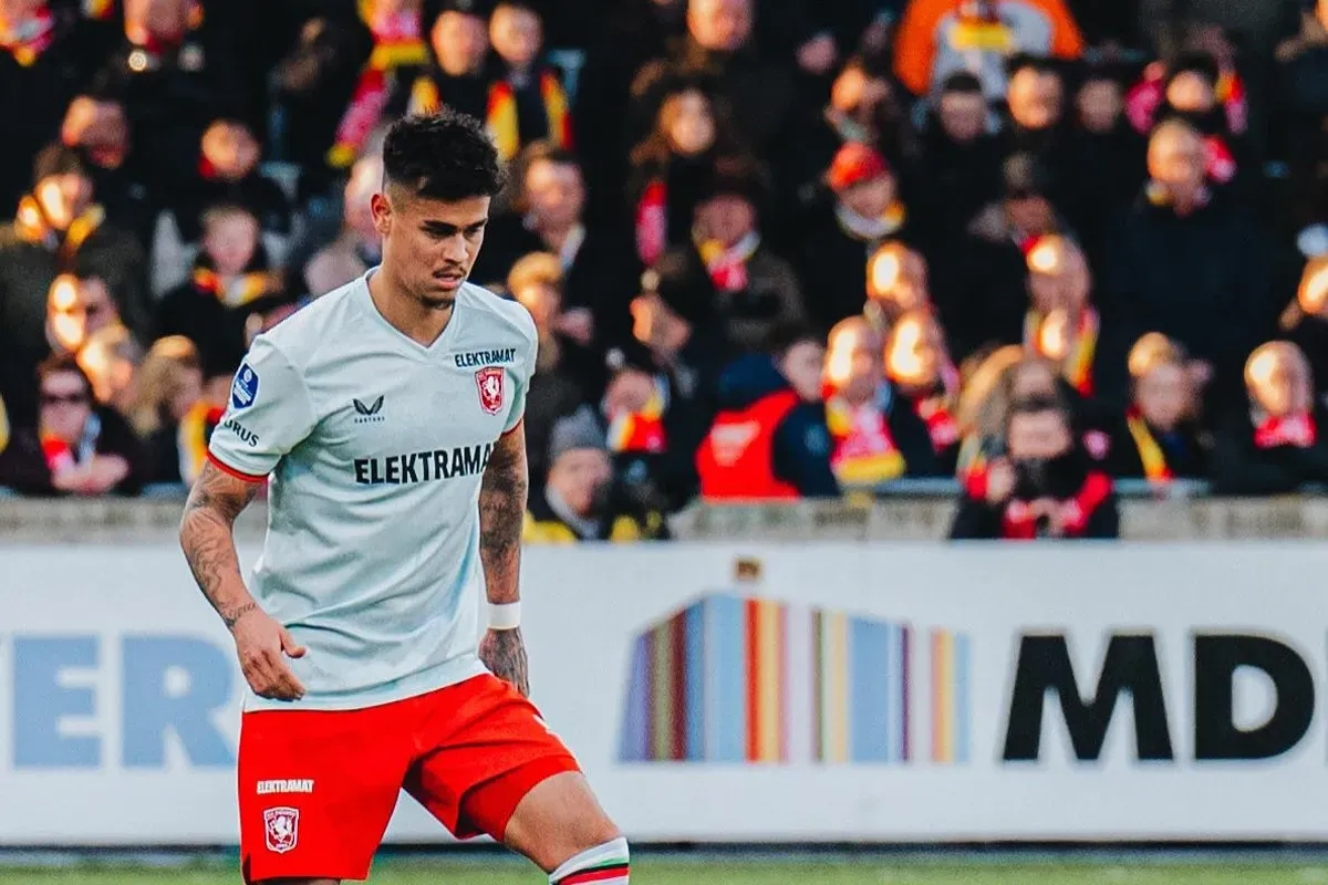 Mees Hilgers kembali mendapat kesempatan main sebagai starter di FC Twente. (Sumber: Instagram @fctwente)