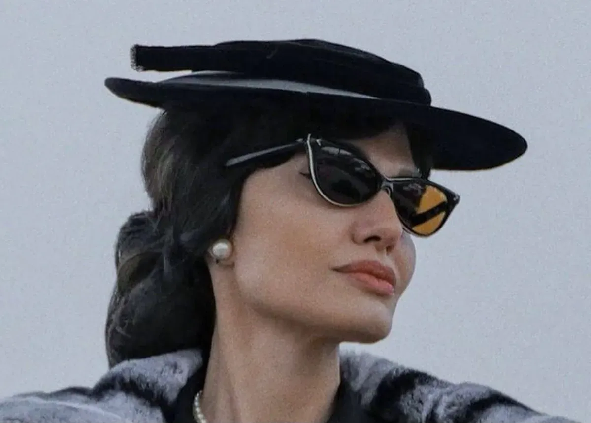 Angelina Jolie dalam film Maria Callas. (Sumber: Pinterest)