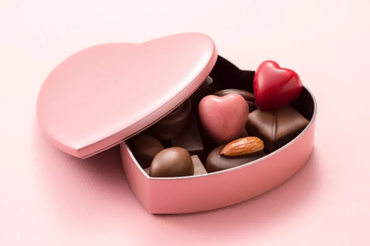 Simak rekomendasi coklat paling enak yang cocok untuk hadiah spesial pasangan atau orang tersayang di Hari Valentine 2025. (Sumber: My Best)