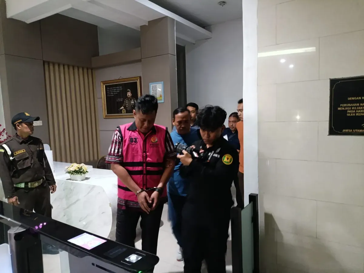 Tersangka kasus korupsi yang merupakan operator DPMPD Kabupaten Tangerang saat keluar dari Kantor Kejaksaan Negeri Kabupaten Tangerang. (Sumber: Dok. Kejari Kabupaten Tangerang)