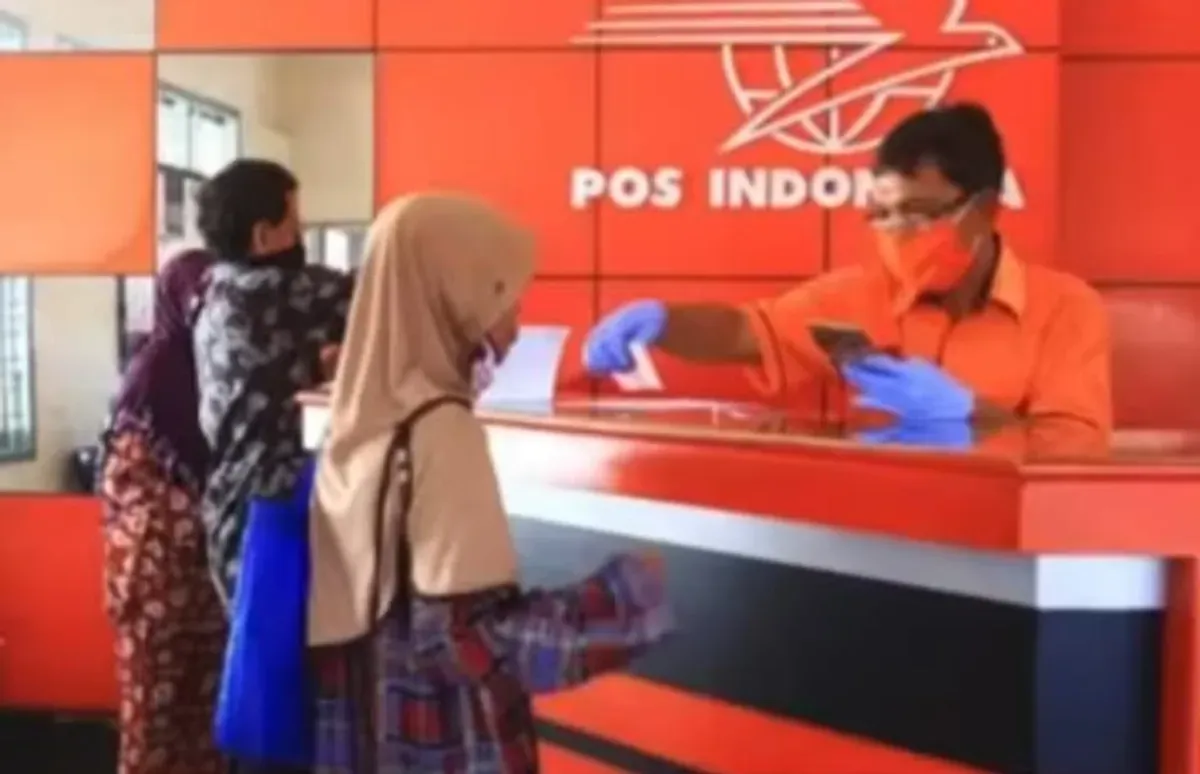 Tangkapan layar penyaluran dana Bantuan Sosial (Bansos) PKH-BPNT melalui PT Pos Indonesia. (Sumber: YouTube/Pendamping Sosial)