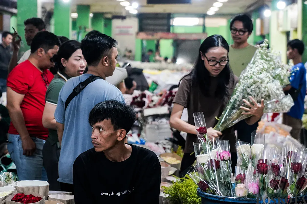 Sejumlah calon pembeli memilah dan memilih beraneka ragam bunga yang akan dibelinya di Pasar Bunga Rawa Belong, Palmerah, Jakarta Barat, Jum'at, 14 Februari 2025. (Sumber: Poskota/ Bilal Nugraha Ginanjar)