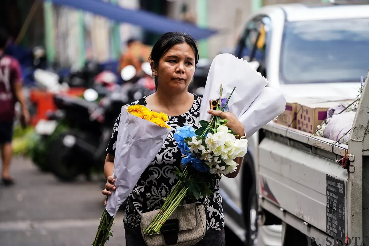 Sejumlah calon pembeli memilah dan memilih beraneka ragam bunga yang akan dibelinya di Pasar Bunga Rawa Belong, Palmerah, Jakarta Barat, Jum'at, 14 Februari 2025. (Sumber: Poskota/ Bilal Nugraha Ginanjar)