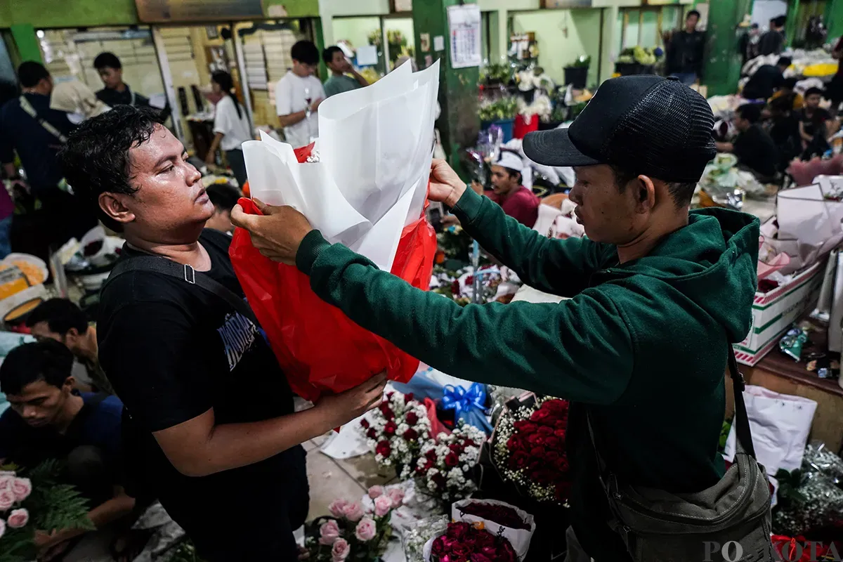 Sejumlah calon pembeli memilah dan memilih beraneka ragam bunga yang akan dibelinya di Pasar Bunga Rawa Belong, Palmerah, Jakarta Barat, Jum'at, 14 Februari 2025. (Sumber: Poskota/ Bilal Nugraha Ginanjar)