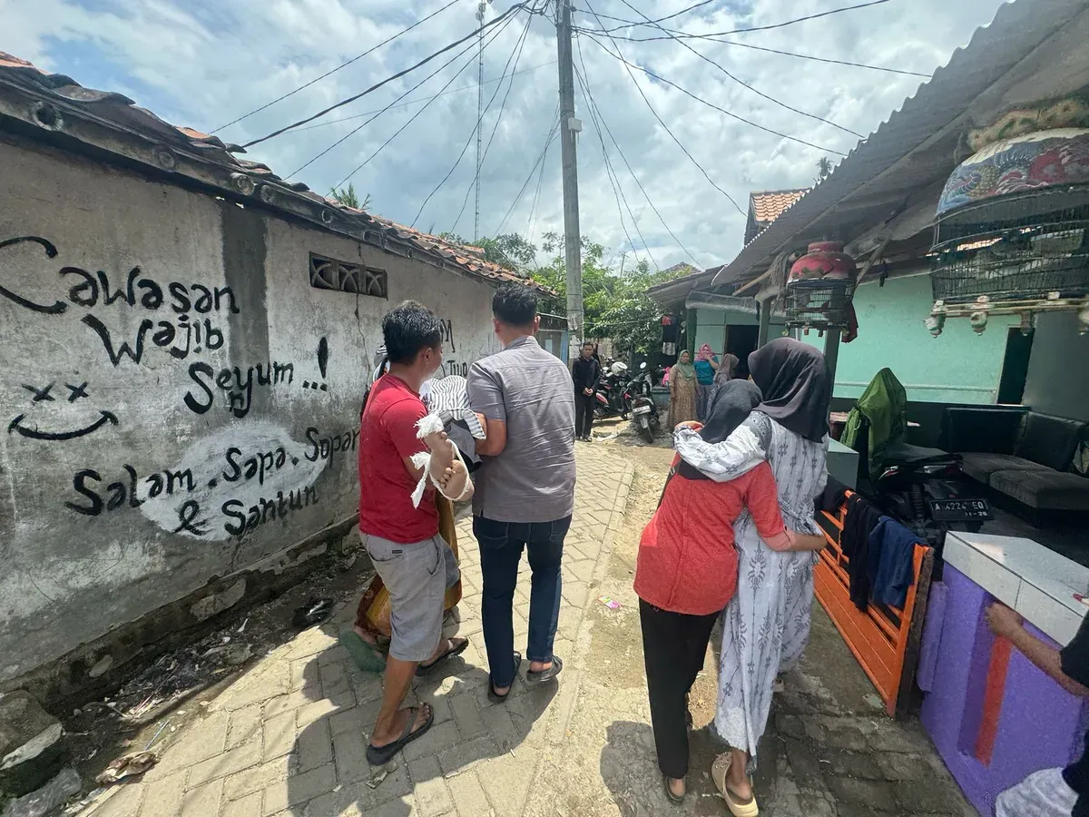 Petugas saat melakukan evakuasi terhadap pria paruh baya yang tergeletak di depan ruko, Jalan Raya Kresek, Kecamatan Balaraja, Kabupaten Tangerang, Jumat, 14 Februari 2025. (Sumber: Dok. Humas Polresta Tangerang)