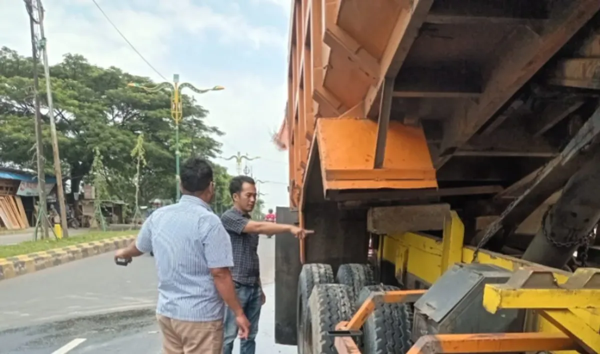 Seorang sopir bernama Mario, 22 tahun, meninggal dunia terjepit bak drump truck saat melakukan perbaikan mesin hidrolik, di Cikarang, Kabupaten Bekasi. (Sumber: Dok. Humas Polres Bekasi)