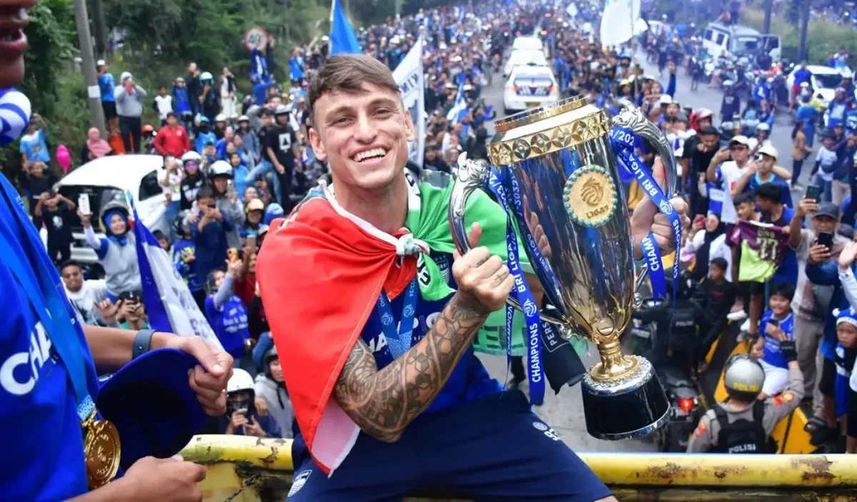 Stefano Beltrame saat membawa Persib Bandung meraih gelar juara Liga 1 2023-24. (Foto: persib.co.id)