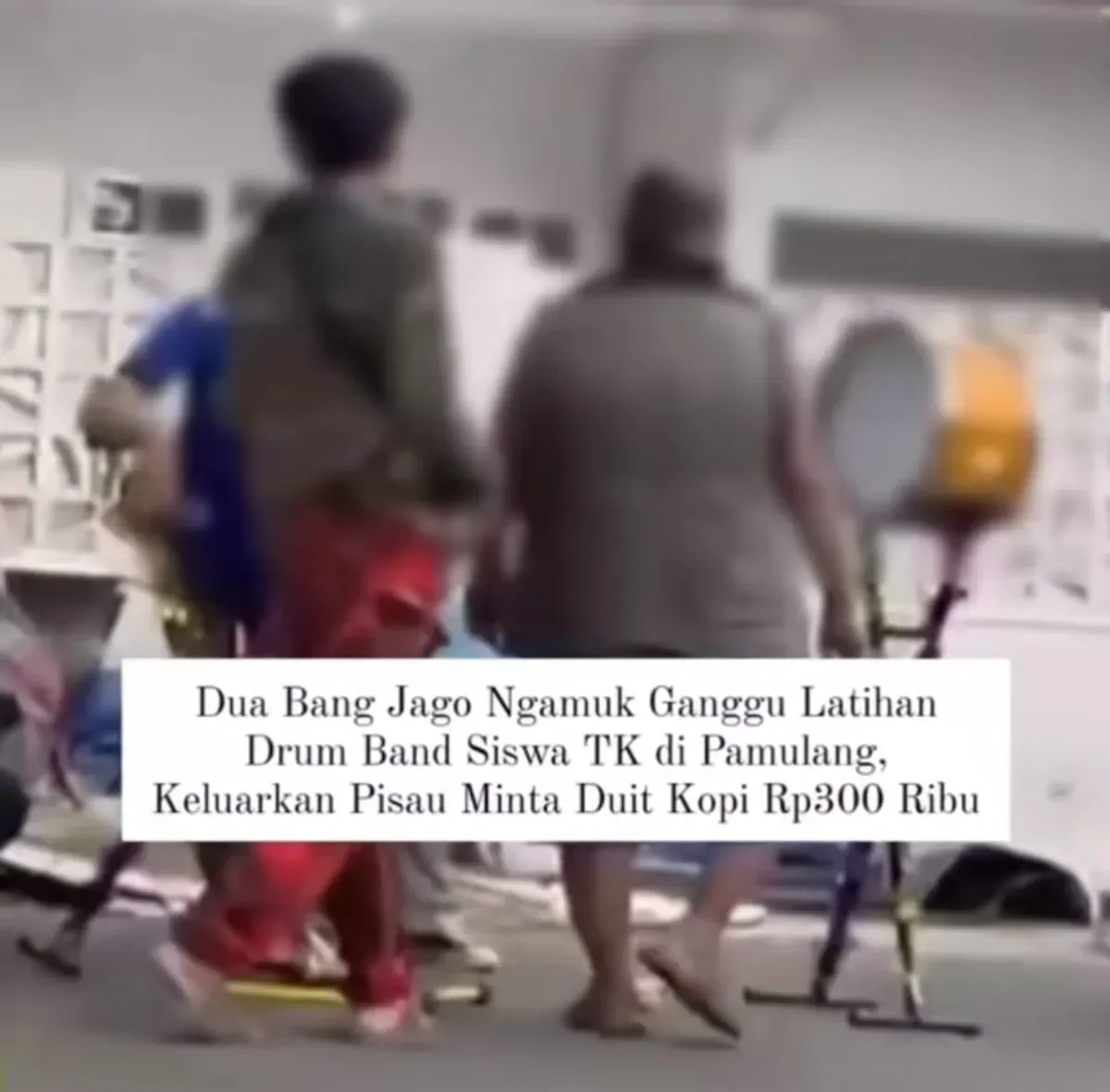 Dua bang jago yang salahsatunya menggunakan seragam Ormas Pemuda Pancasila memalak anak TK yang sedang latihan drum band di depan halaman sekolah mereka di Pamulang, Tangerang Selatan. (Sumber: Capture @infodepok)