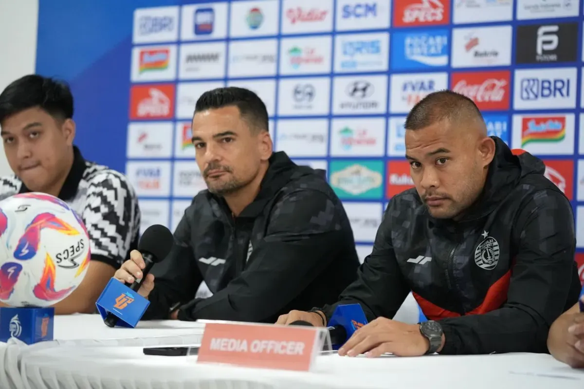 Pelatih Persija Jakarta Carlos Pena dan kapten Persija Jakarta Andritany Ardhiyasa dalam konferensi pers jelang lawan Persib Bandung, Sabtu 15 Februari 2025. (Sumber: Persija)